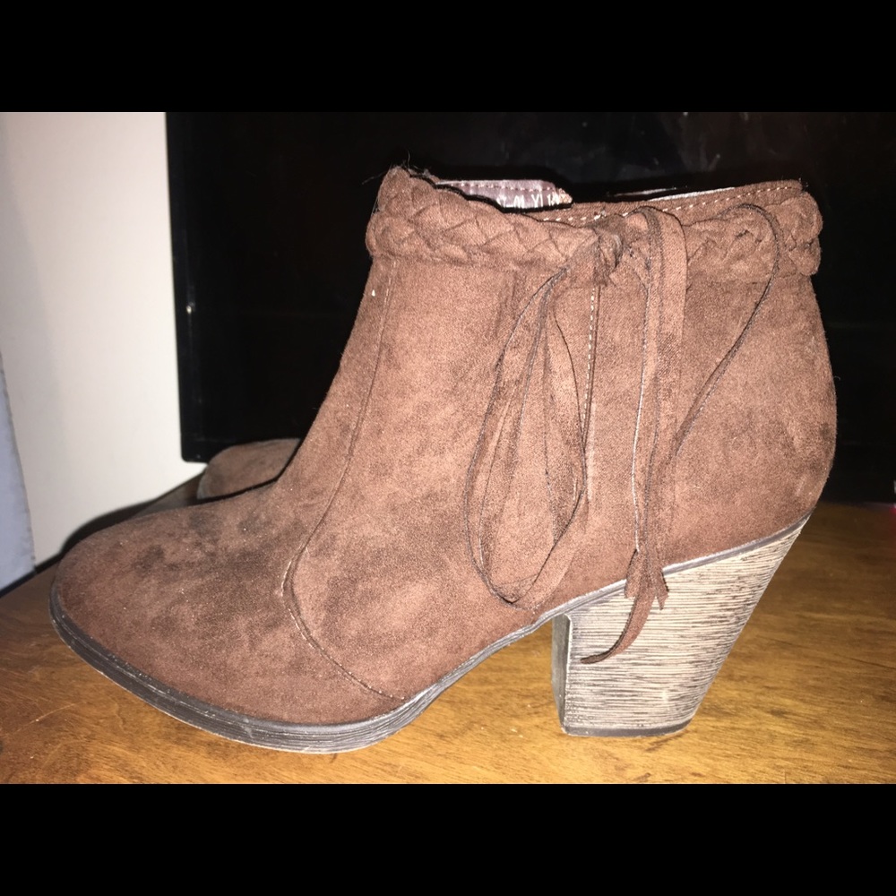 Super cuter dark brown ankle boot heels 👠